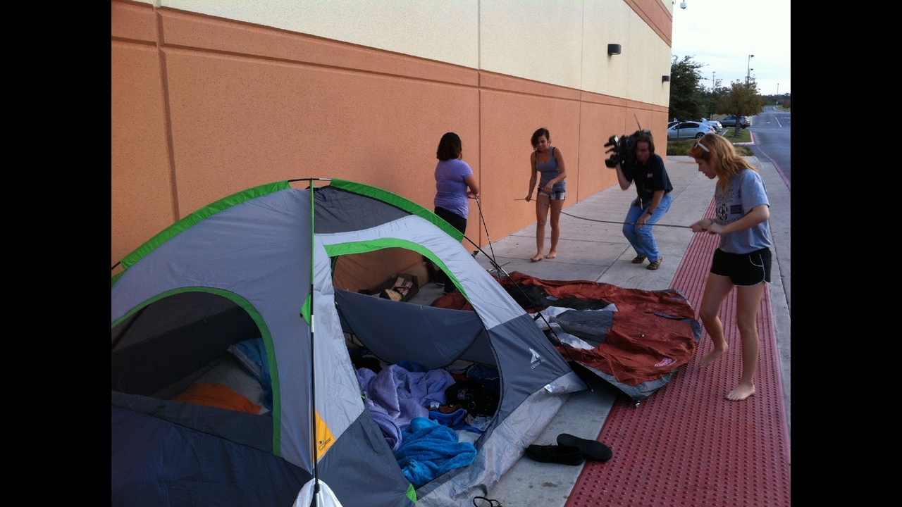 Deal seekers camp out at San Antonio Best Buy for Black Friday
