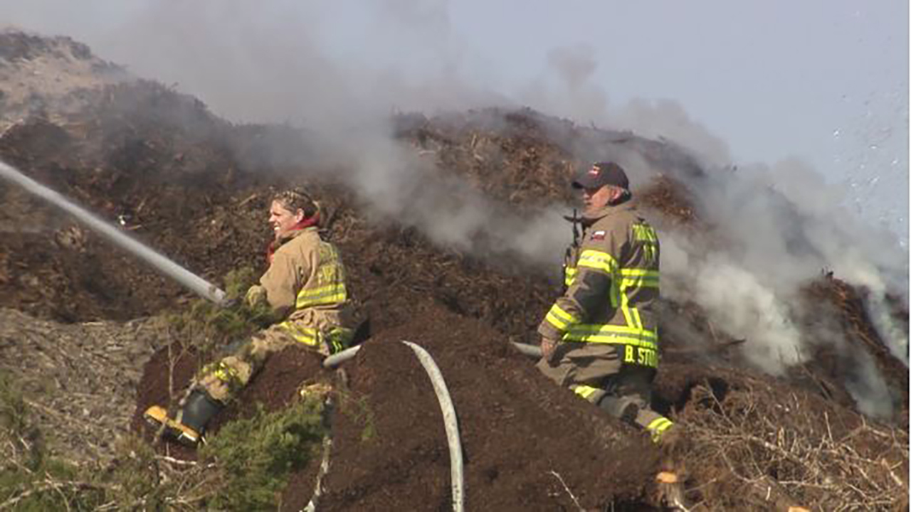 Smoky Selma mulch fire continues to smolder as neighbors worry